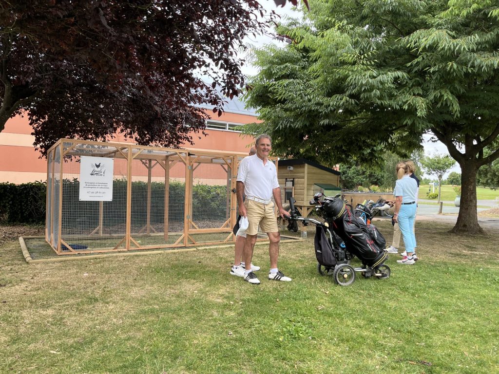 Homme avec chariot de golf