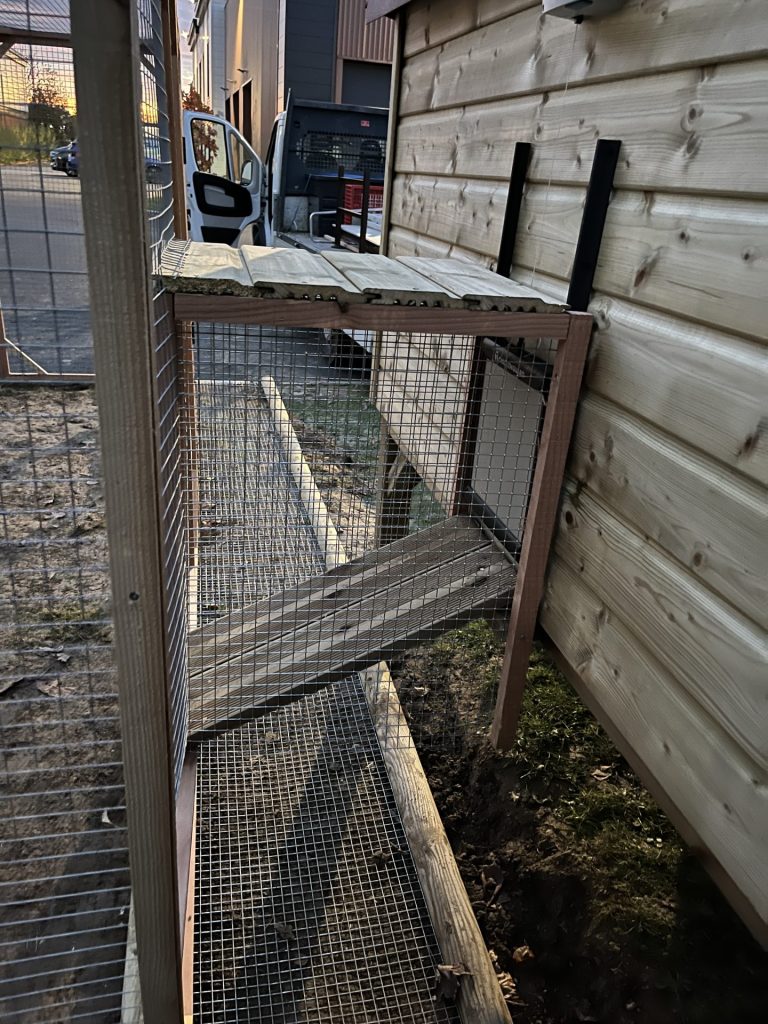 Enclos en bois avec treillis